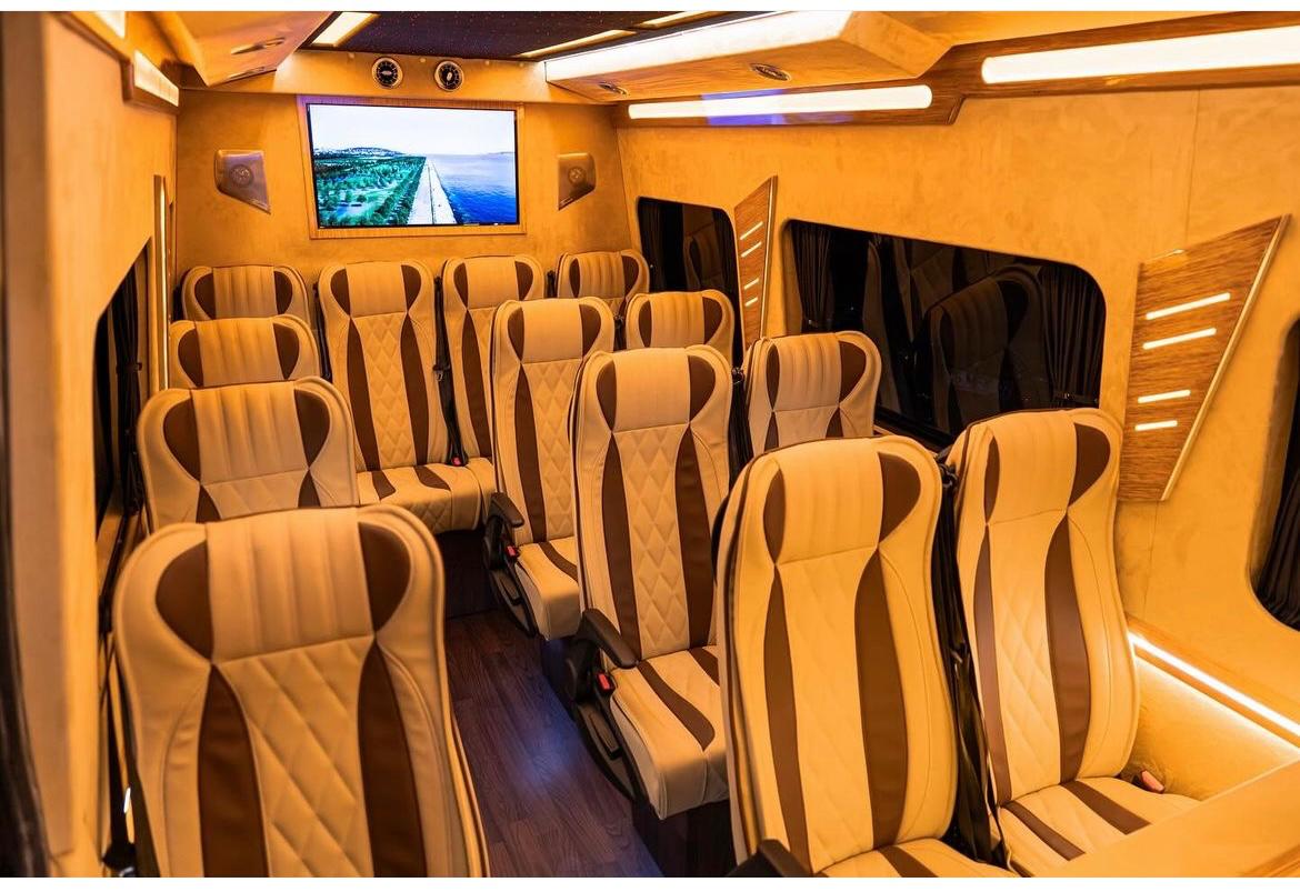 Volkswagen Crafter VIP iç mekan — deri koltuklar, ahşap detaylar, eğlence sistemi ve geniş yolcu alanı